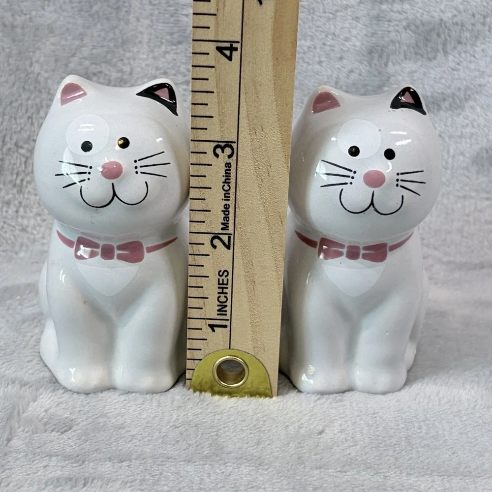 Vintage Ceramic Cat Salt & Pepper Shakers Pink Bow Kitty‎ Kitsch Kitchen Decor